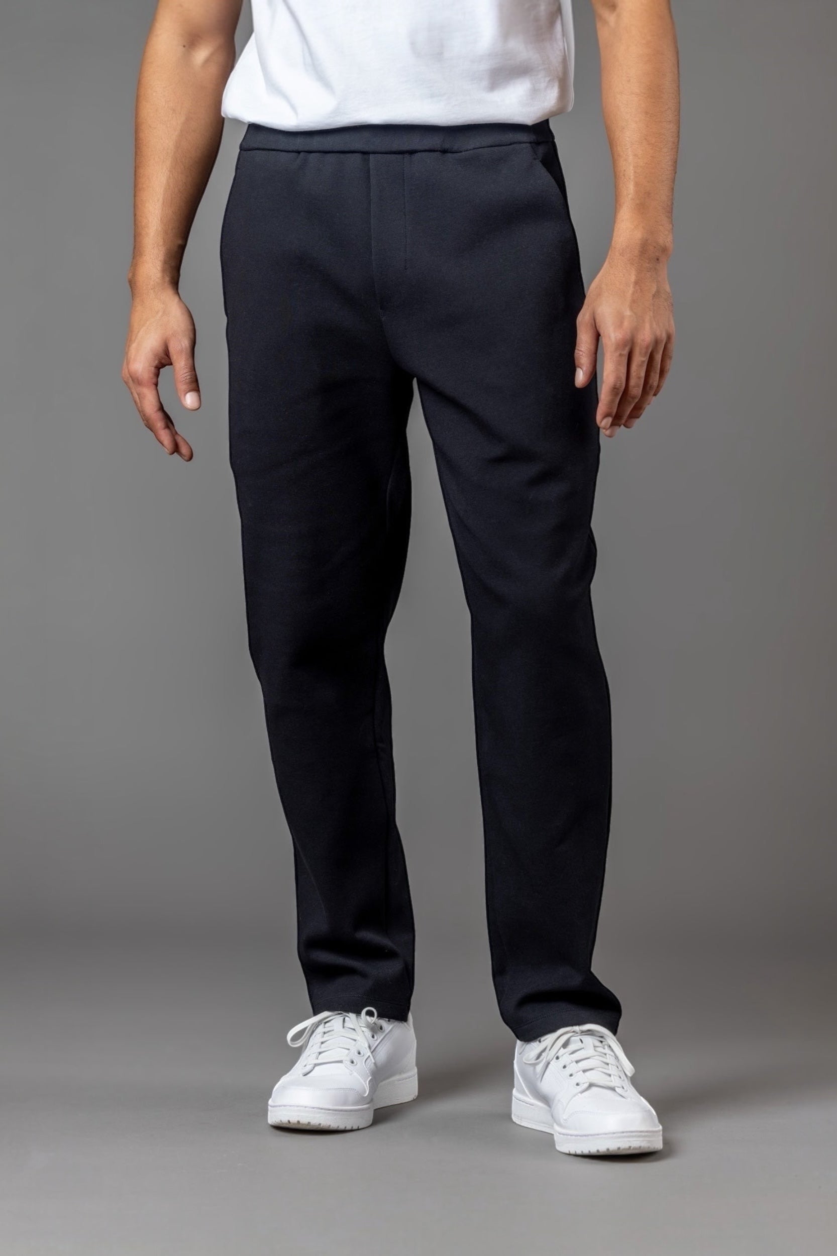 P10BLACKS, P10BLACKM, P10BLACKL, P10BLACKXL, P10BLACKXXL, P10BLACK3XL
Herren Jogginghose für Alltag und Reisen – mit Stretch und Zip-Tasche